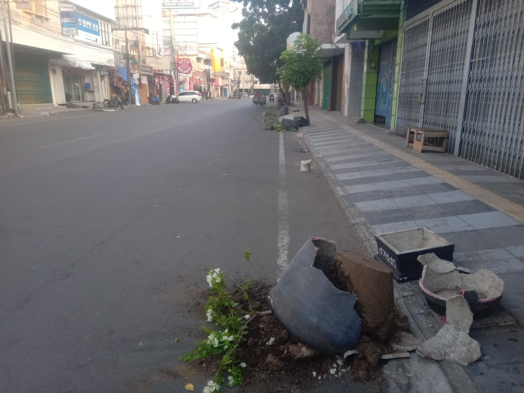 BREAKING NEWS: Perusakan Pot Bunga di Jl Karanggetas Cirebon, Lebih dari 10 Pot Berjatuhan