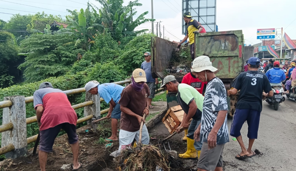Sampah di Sungai Cimanis Dibersihkan Warga dan DLH Kabupaten Cirebon, Pemdes Karangsuwung: BBWS Slow Respon