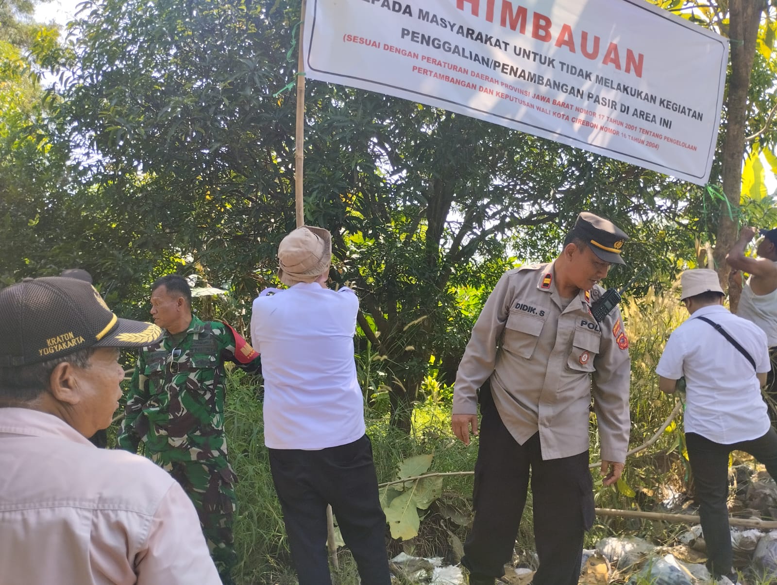  Babinsa Argasunya Dampingi DLH Kota Cirebon Pasang Spanduk Larangan Penambangan Pasir Ilegal