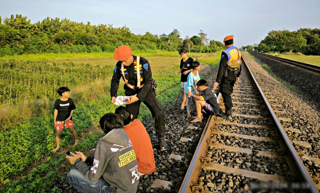 Berbahaya! PT KAI Daop 3 Cirebon Melarang Warga Ngabuburit Dipinggir Rel Kereta Api