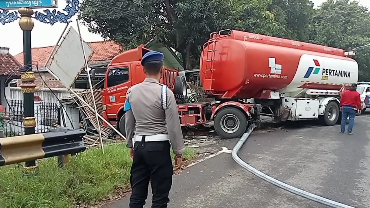 Truk BBM Pertamina Tabrak Warung di Samadikun Cirebon, Sopir Mengaku Selip