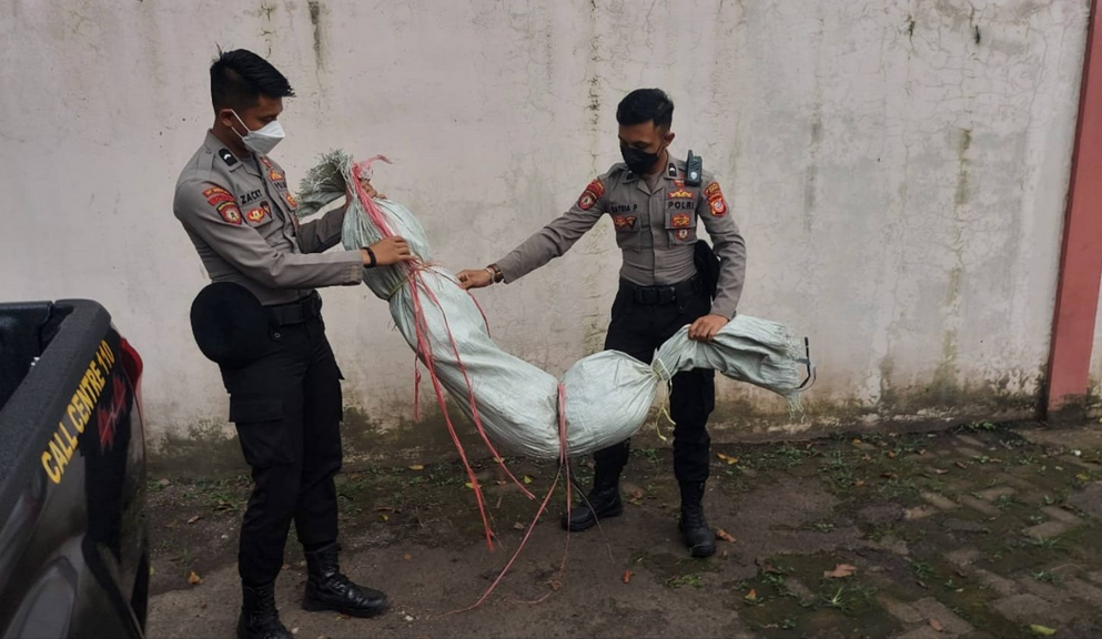Kocak, Polisi Amankan Pocong yang Meresahkan di Bandung Barat 