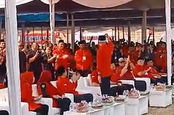 Gen Z dan Kader PDIP Jadi Perhatian Ganjar di Cirebon 