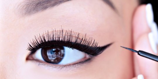Cara Mudah Mengatasi Eyeliner yang Tercoret Tanpa Harus Menghapus Makeup