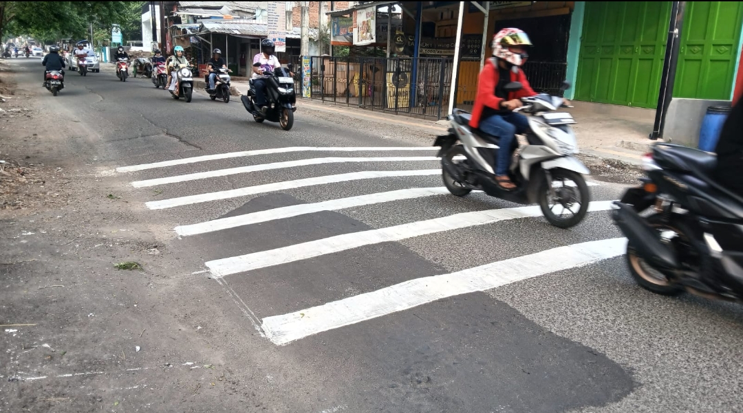 Rawan Kecelakaan, Jalan Perjuangan Kota Cirebon Dipasang Marka Penggaduh