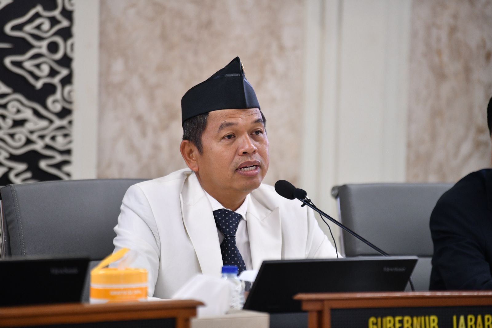 Lagi-lagi KDM Soroti Cirebon, Siswi Keracunan Pembersih Lantai Diangkat Jadi Anak Asuh