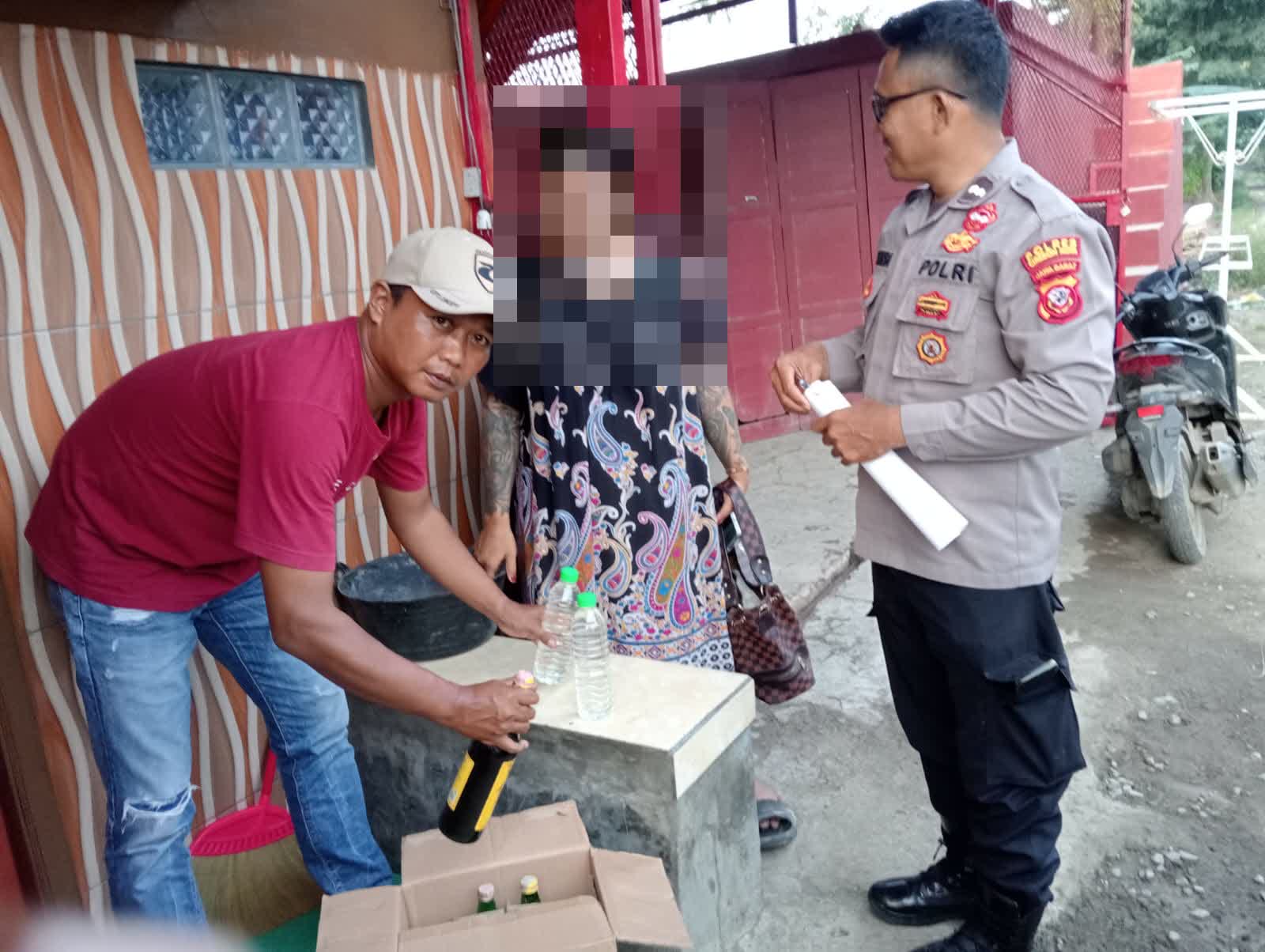 Operasi Pekat: Polsek Gunung Jati Amankan Puluhan Botol Miras di Desa Grogol