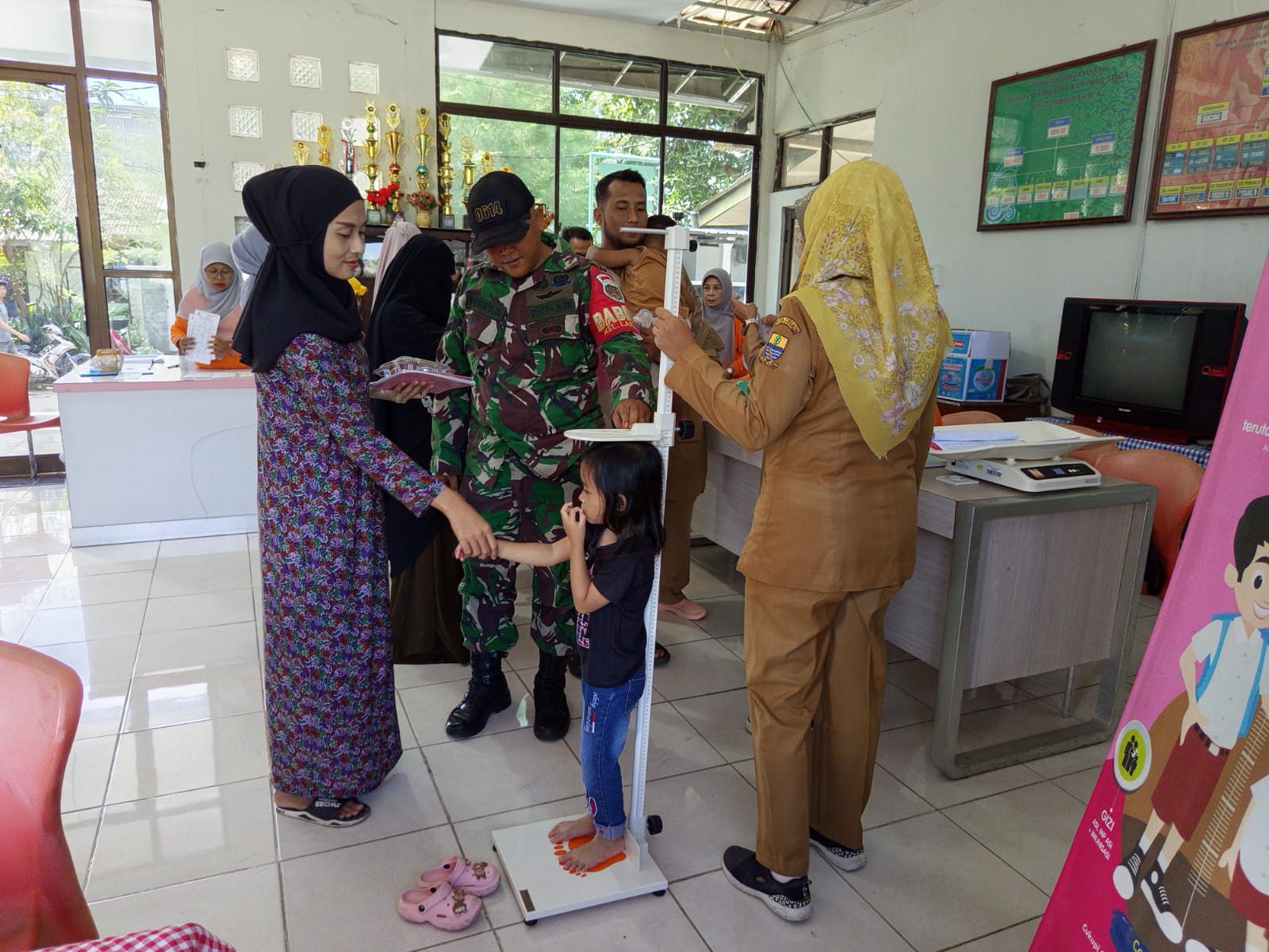 Babinsa Kelurahan Larangan Dampingi Kegiatan Pemeriksaan Kesehatan Balita dan Lansia