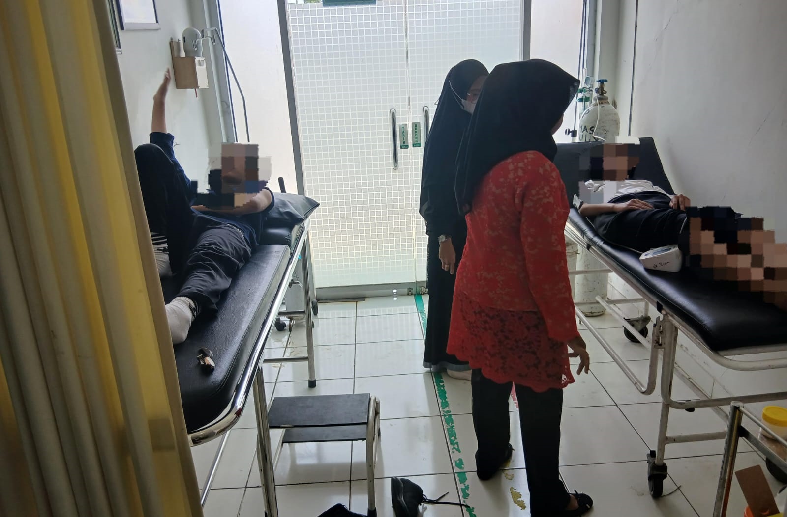 Dua Siswa Tersengat Tawon, Damkar Bersihkan Sarang Tawon di SMAN 1 Cigugur