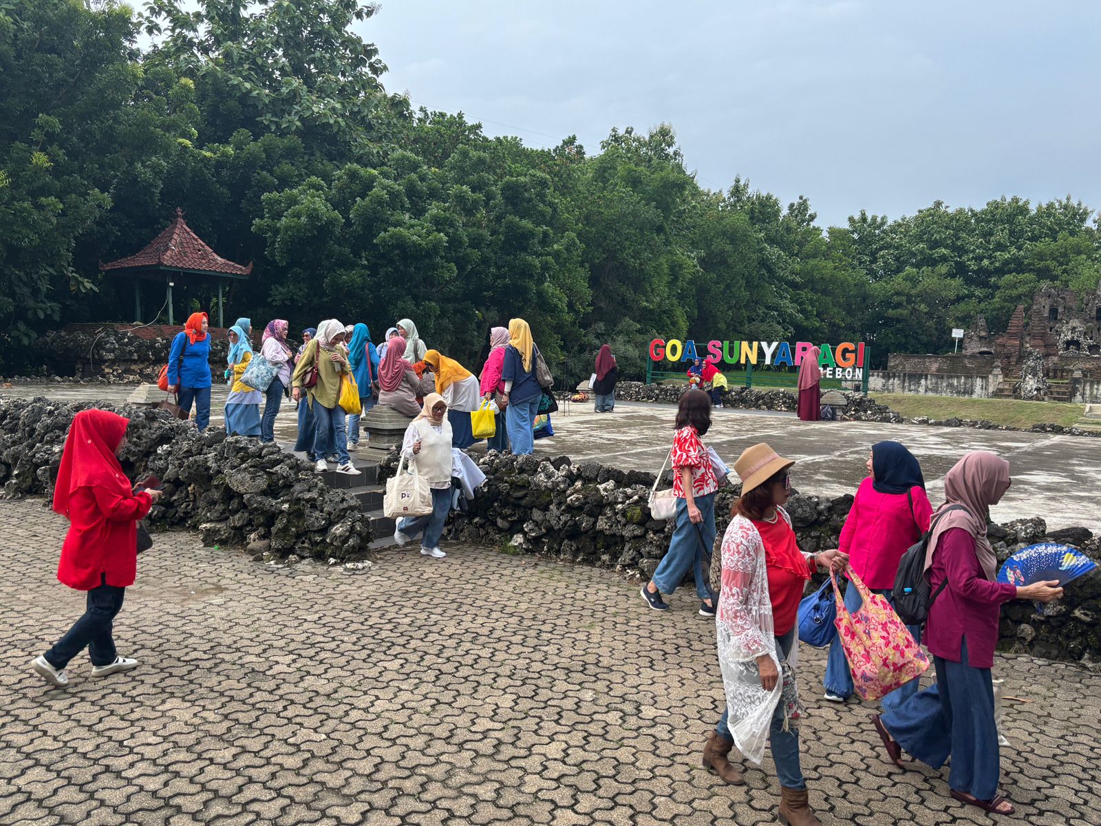 Libur Isra Miraj, Goa Sunyaragi Cirebon Ramai Dikunjungi Wisatawan
