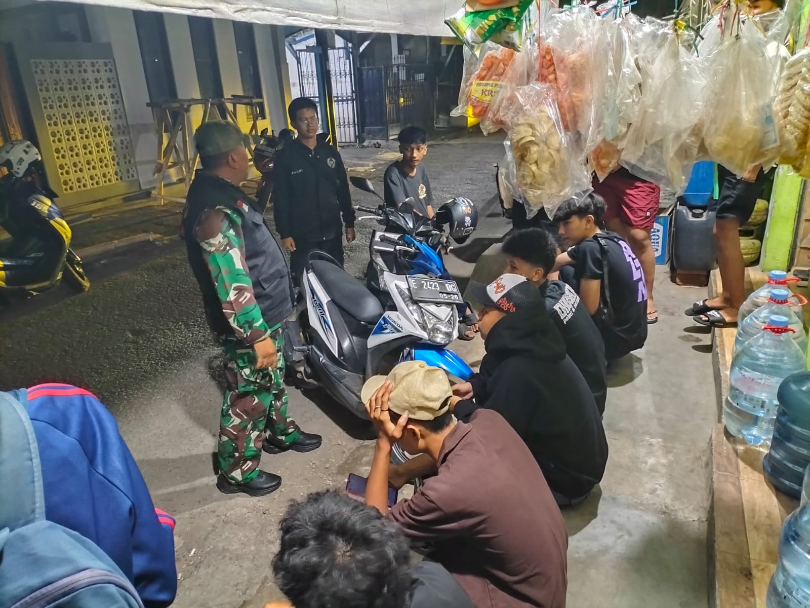 Babinsa Kelurahan Kecapi Gelar Patroli Siskamling Bersama Komduk