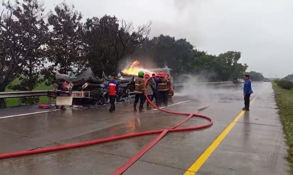 Penyebab Truk Tangki Terbakar di Cipali , Ada Percikan yang Picu Kebakaran