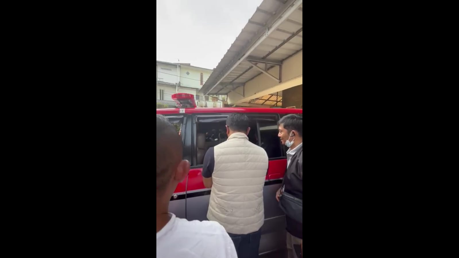 Momen Haru Ridwan Kamil Mendoakan Mendiang Acep Purnma dari Jendela Mobil Ambulans