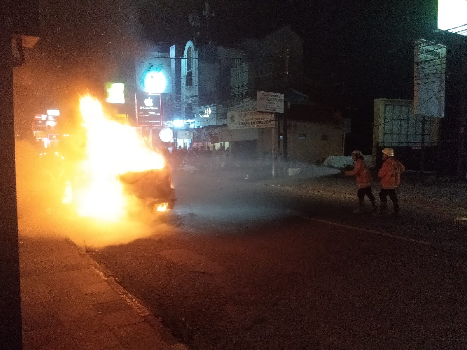 Inilah Identitas Pemilik Mobil yang Terbakar di Jalan Tuparev Cirebon