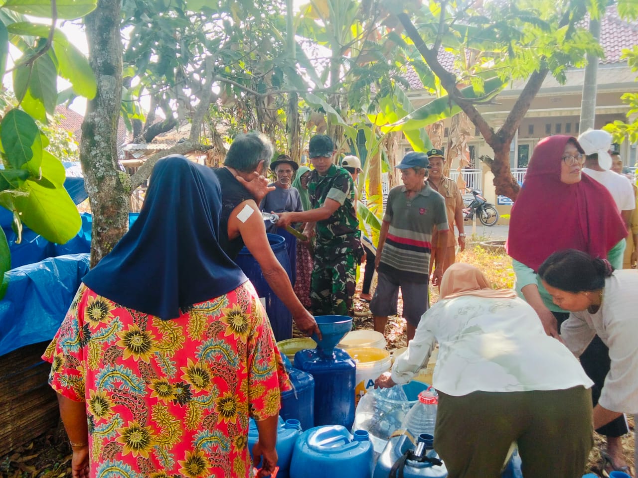 Sumur Warga Mengering, Kodim Kuningan Salurkan 4.500 Liter Air Bersih ke Cihanjaro
