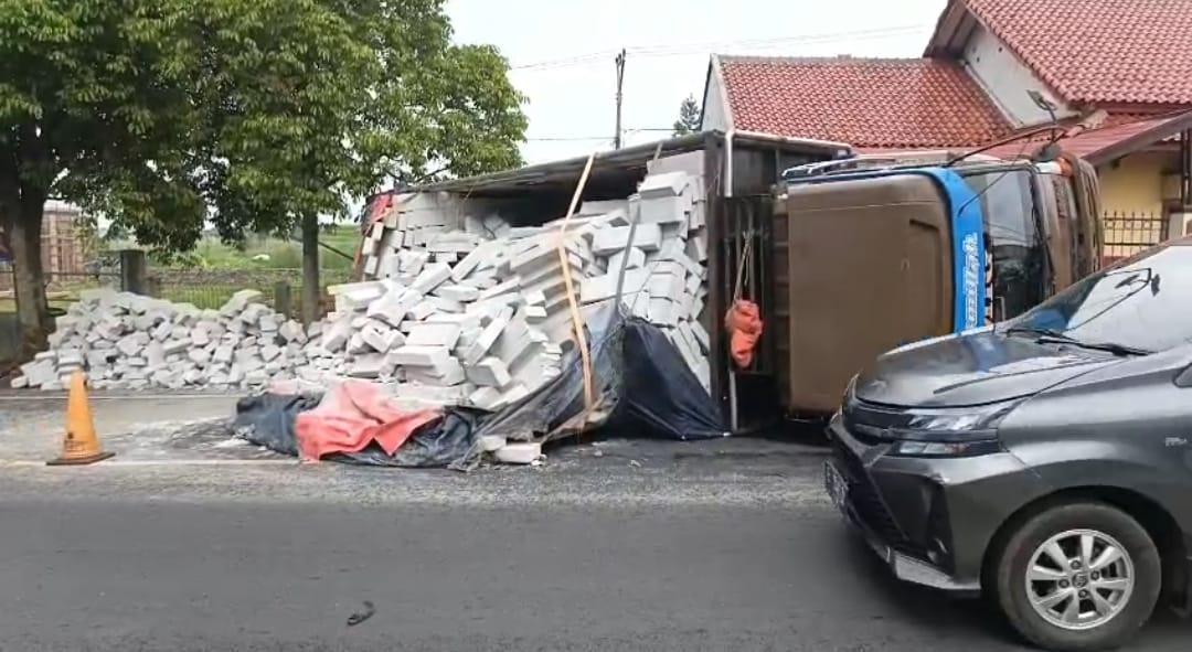 Telat Pindah Gearbox, Truk Terguling Menutup Jalan Raya Cirebon-Kuningan