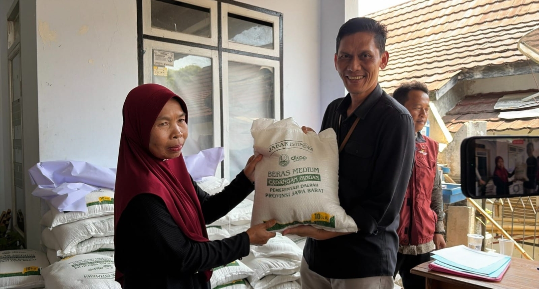 Pemprov Jabar Salurkan 1,5 Ton Beras dan 300 Bibit Ayam untuk Warga Purwakarta