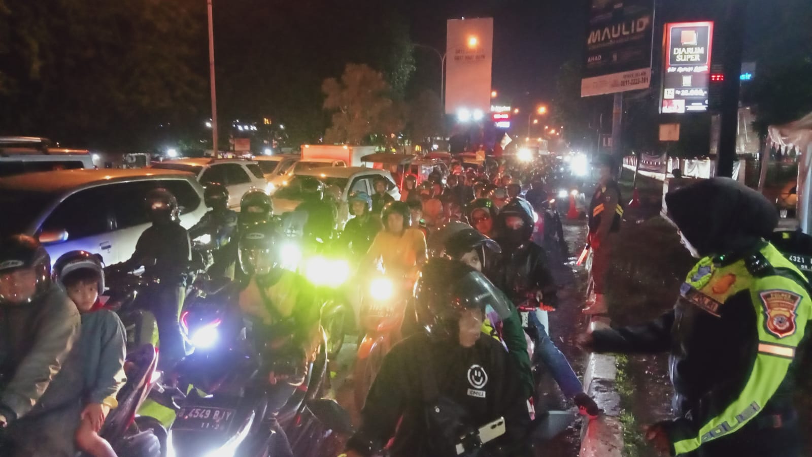 Jalur Arteri Pantura Kota Cirebon Dipadati Pemudik, Sistem Buka Tutup Diterapkan Atasi Macet