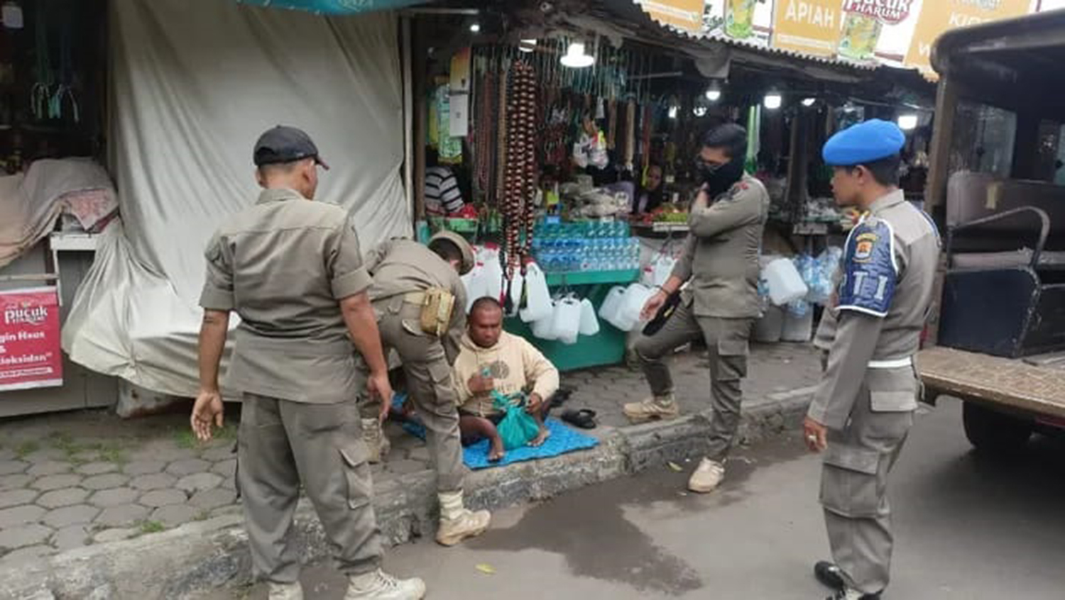 Peminta-Minta di Area Makam Sunan Gunung Jati Cirebon Ditertibkan Petugas