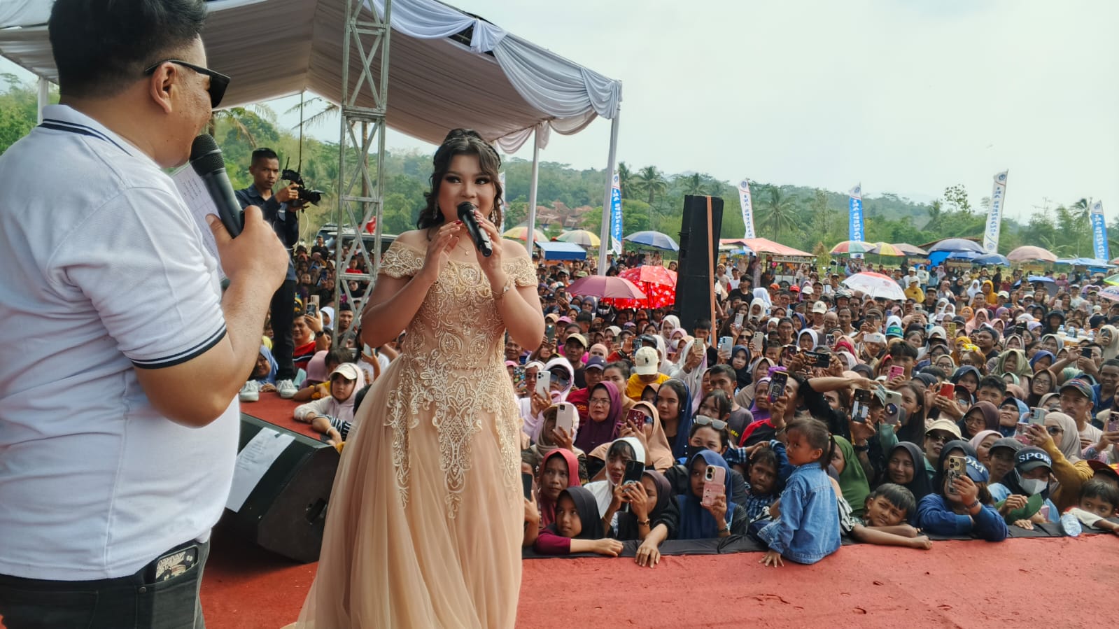 Rofiah Pulang ke Kuningan Usai Tembus Top 17 D’Academy 8, Disambut Meriah Warga Cipetir