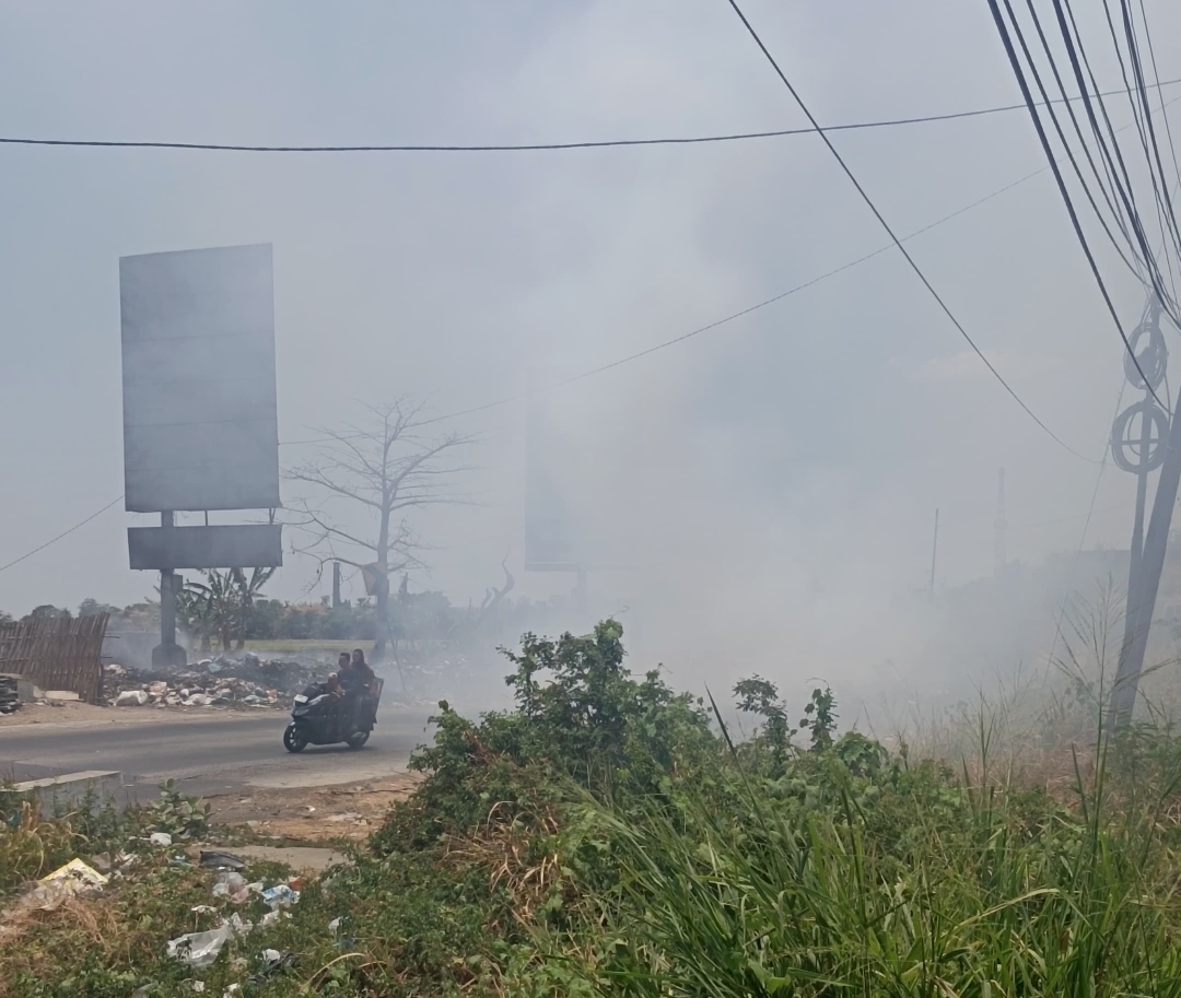 Asap Pembakaran Sampah Ganggu Jarak Pandang di Mertapada Wetan, Warga Minta Penanganan