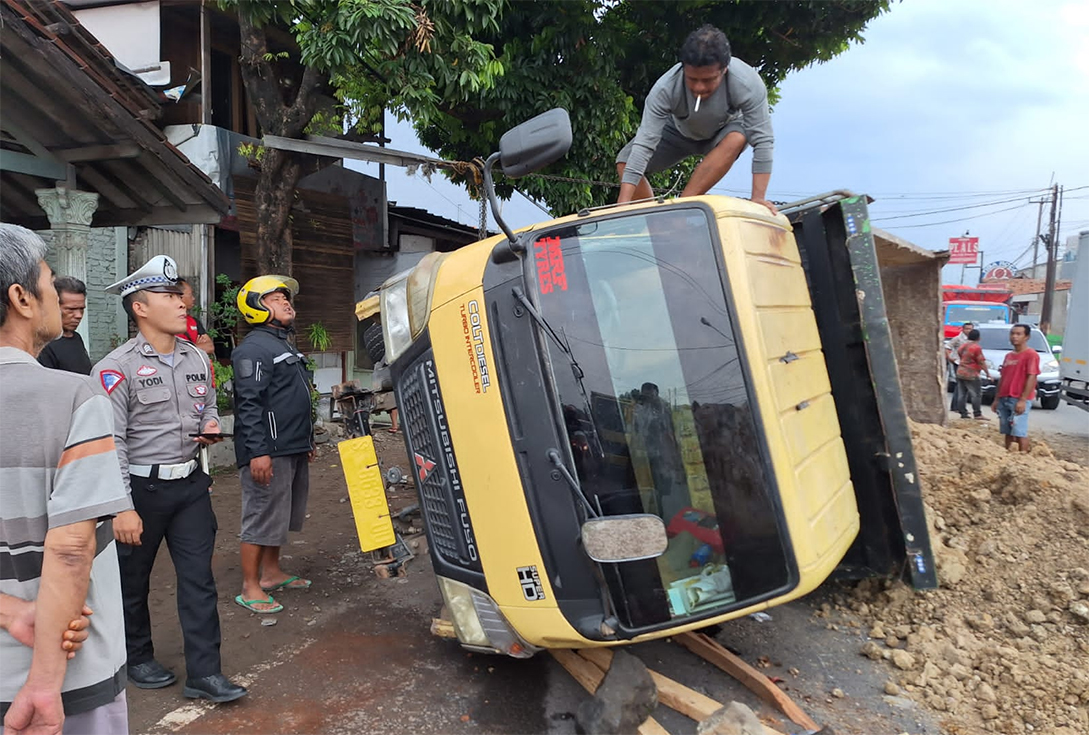 Dump Truck Terguling di Pegagan Cirebon, Kepalanya Menimpa Pengendara Motor