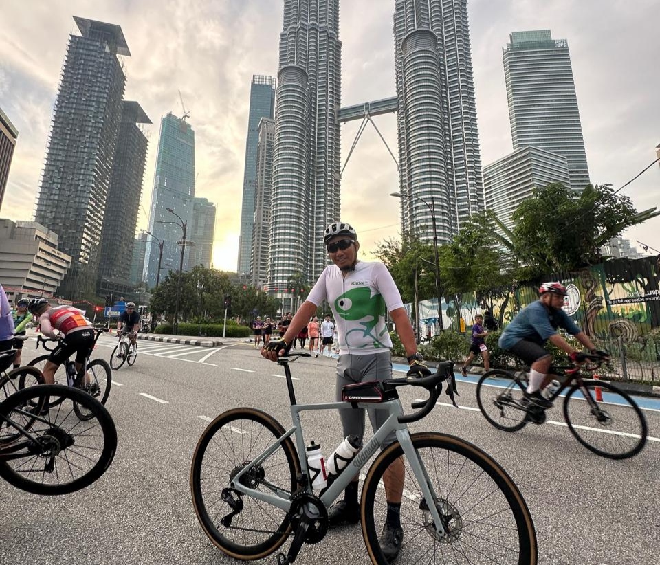 Hari ke-4 Main Sepeda di Malaysia, Rute Car Free Morning Kuala Lumpur, Berfoto di Depan Twin Tower