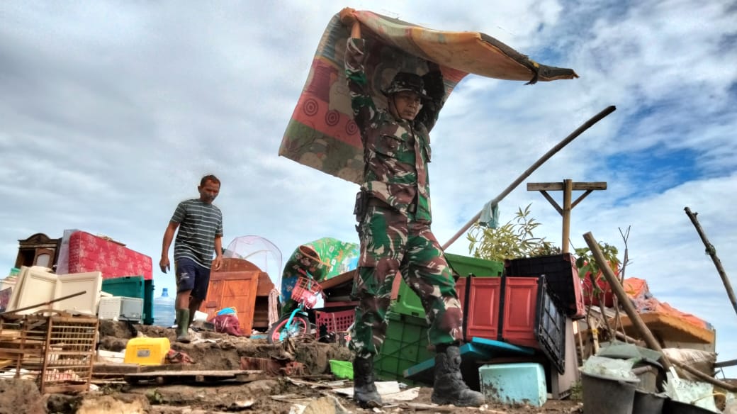 Korban Angin Puting Beliung Butuh Terpal, Puluhan Anggota TNI Berjibaku Bantu Warga