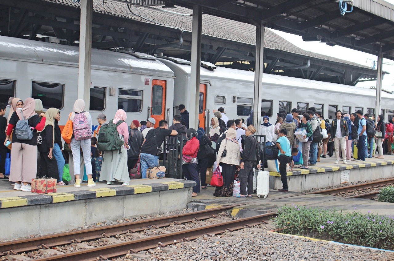 Akhir Libur Nataru, 124 Ribu Lebih Penumpang Kereta Api Berangkat dari Daop 3 Cirebon