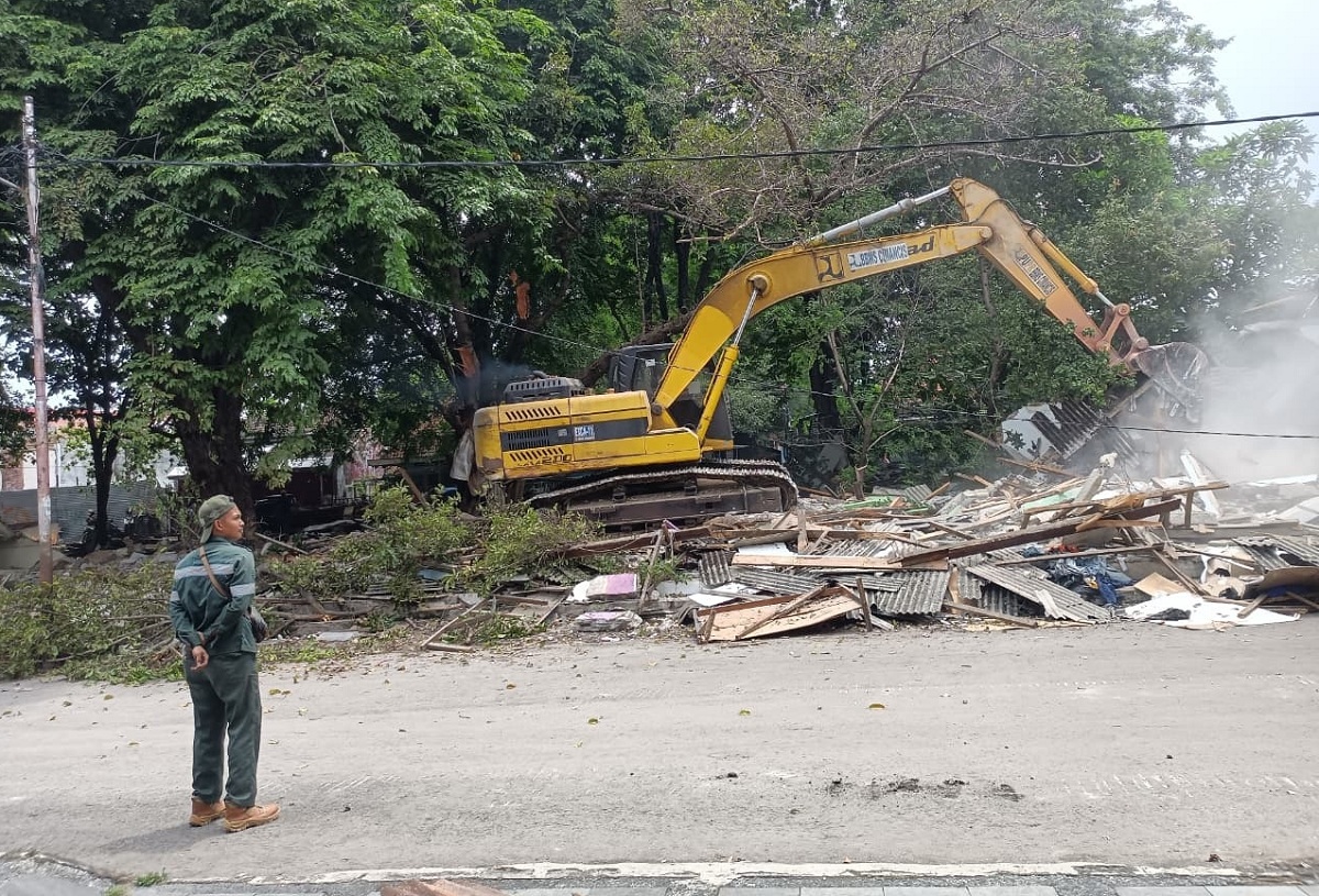 Pasca Penertiban, Pemkot Cirebon Kebut Pembersihan Puing di Bantaran Sungai Sukalila