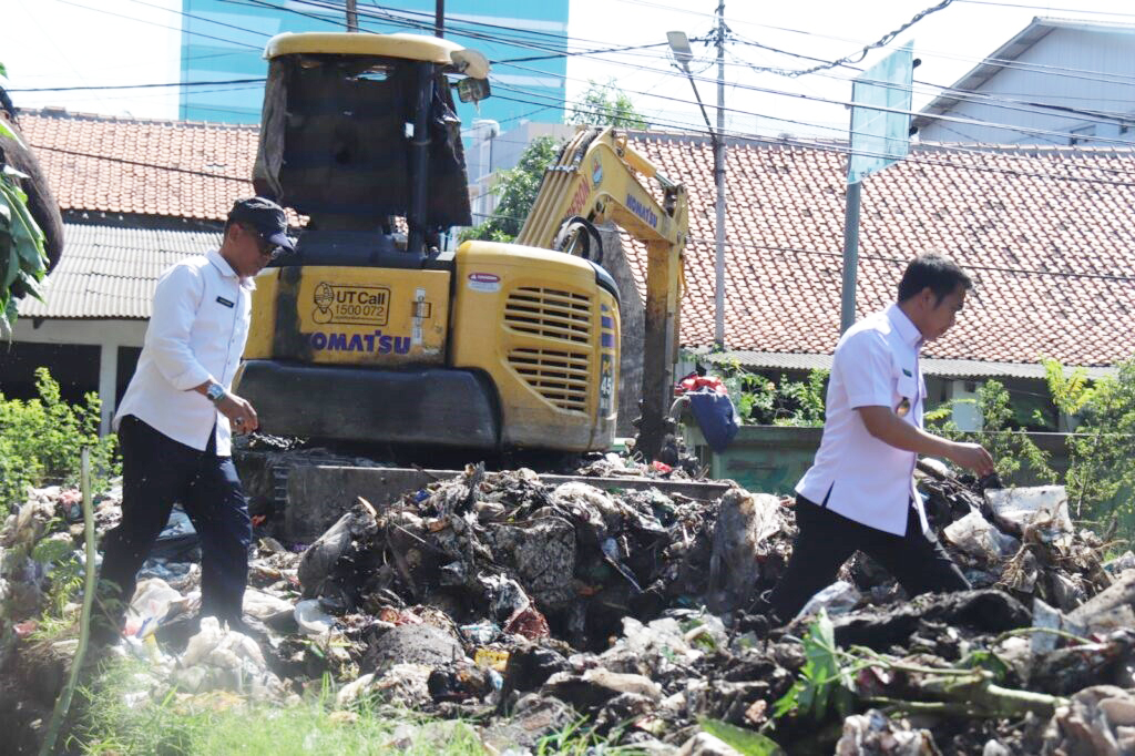 DLH Cirebon Akui Kesulitan Raih Adipura Kencana karena Sampah Liar