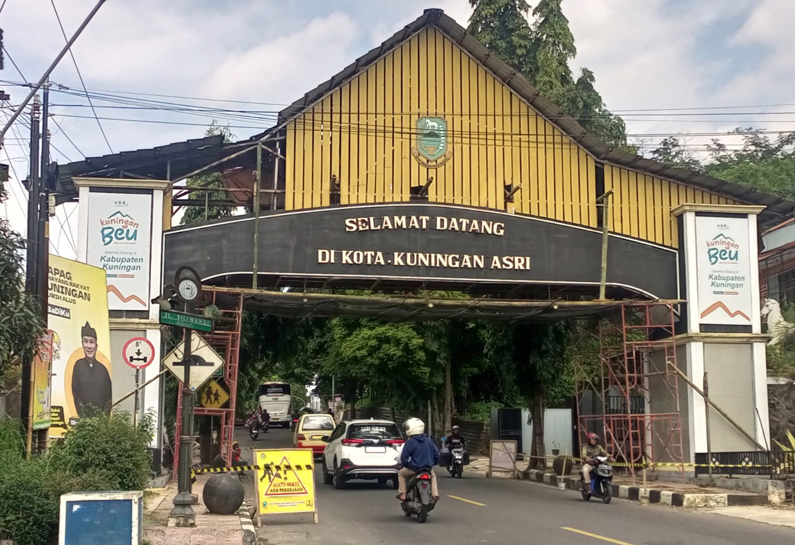 Tidak Hanya Diperbaiki, Gapura Selamat Datang Kuningan Dipercantik Tambahan Lampu