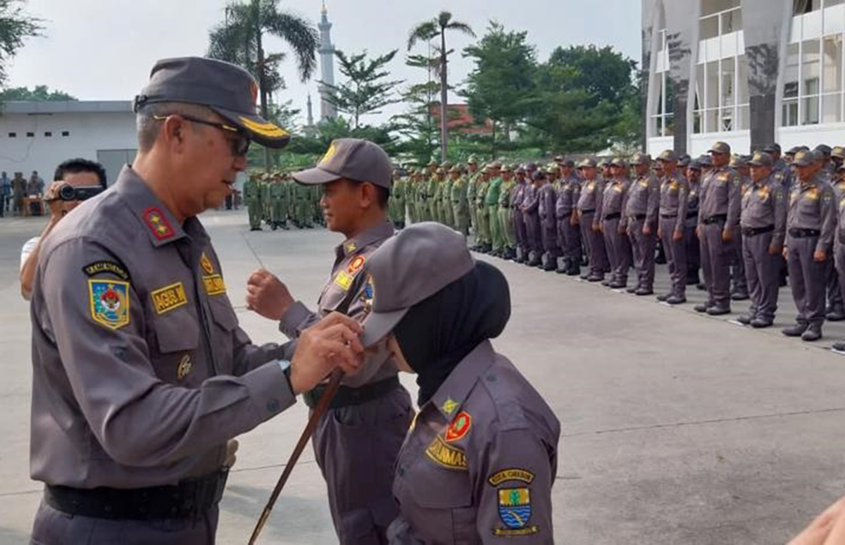 Pakai Tongkat Komando Bintang Kayu Nagasari, Pj Walikota Cirebon Pimpin Apel Pengamanan Pemilu 2024