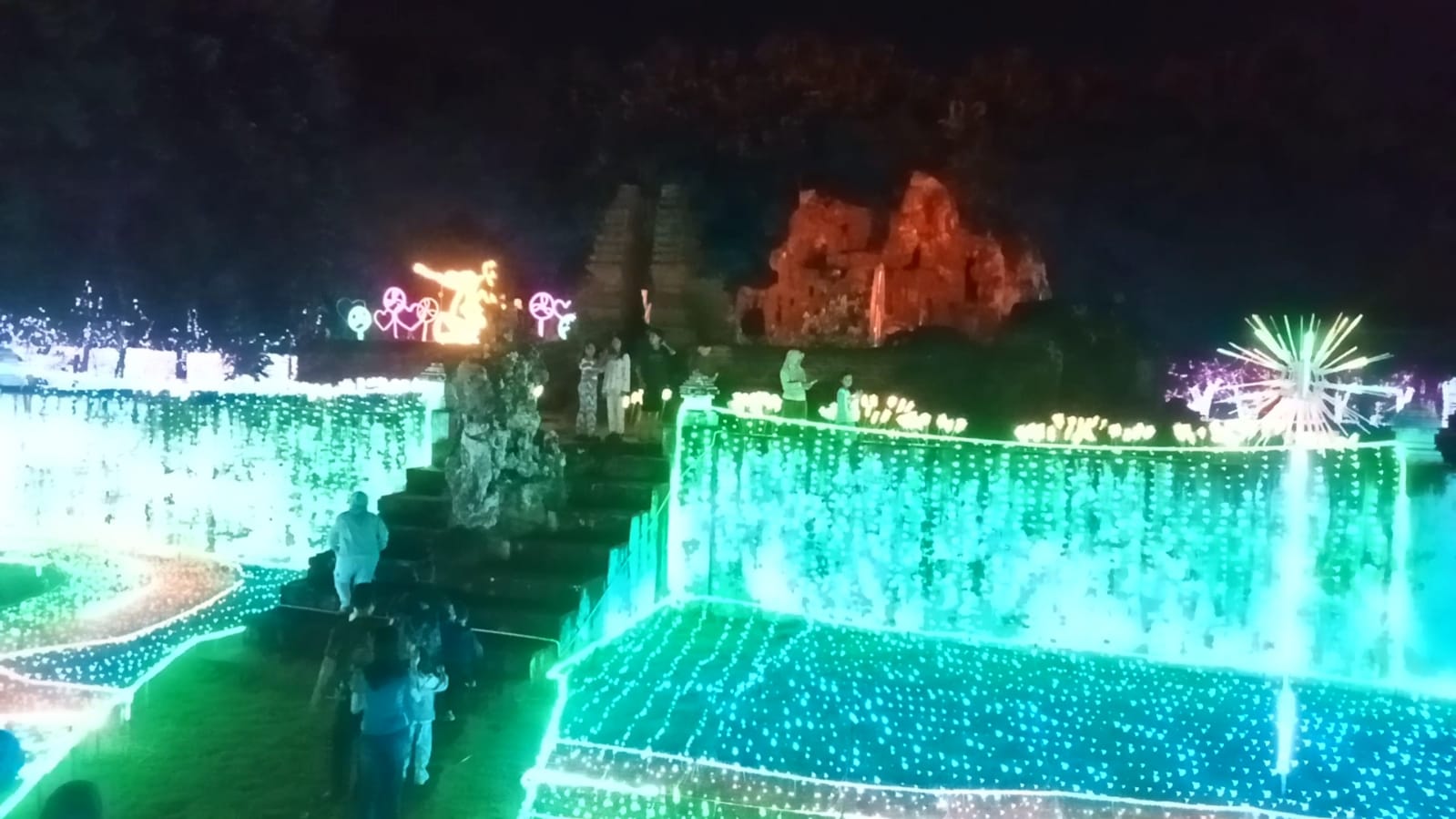 Tiket Murah, Spot Mewah! Lumiland Goa Sunyaragi Jadi Magnet Wisata Malam