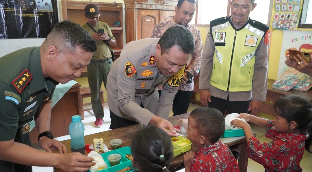 Kapolres Ciko dan Dandim 0614 Kota Cirebon Bagikan Makanan Bergizi di SDN Dukuh Semar 2