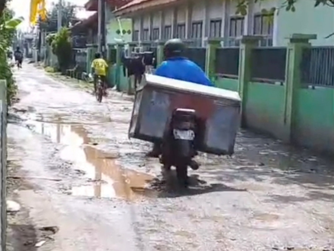 Jalan Vital Karangwangun-Pakusamben Rusak Parah, Begini Kata Pemdes Setempat