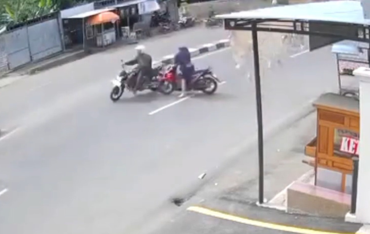Saat Ibu-ibu Nyelonong di Jalan Raya Sebabkan Kecelakaan di Indramayu, Pergi Begitu Saja