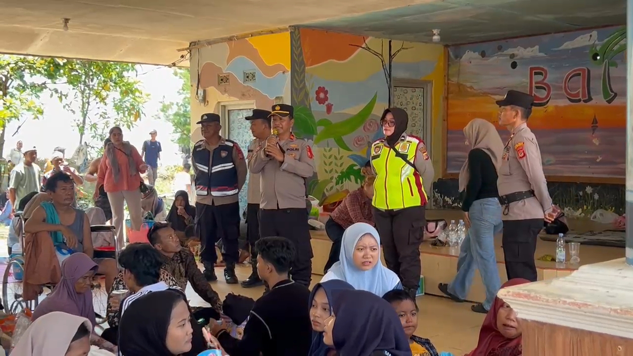 Pengunjung Membludak di Pantai Balongan Indah, Satbinmas Polres Indramayu Imbau Wisatawan Waspada