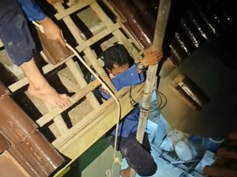 Bermodal Tali dan Bambu, Damkar Indramayu Sukses Evakuasi Ruko Terkunci