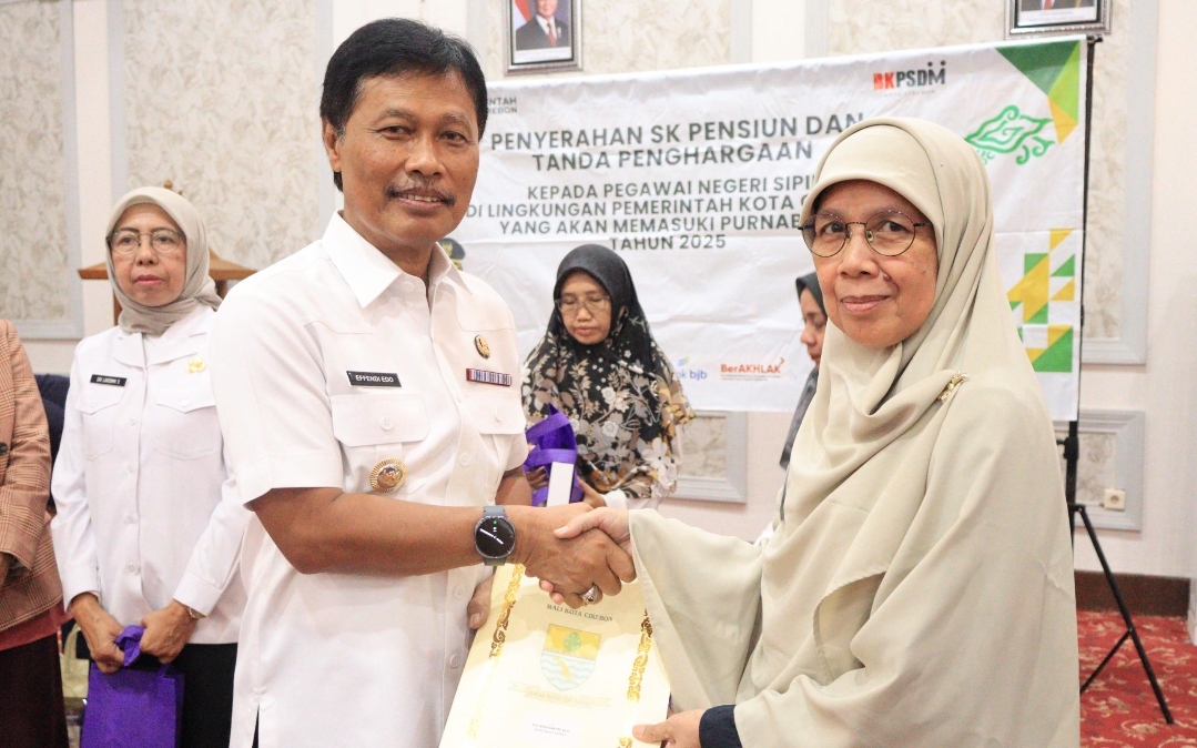 Serahkan SK Pensiun, Walikota Edo:  Pengabdian ASN Jadi Pilar Kemajuan Birokrasi