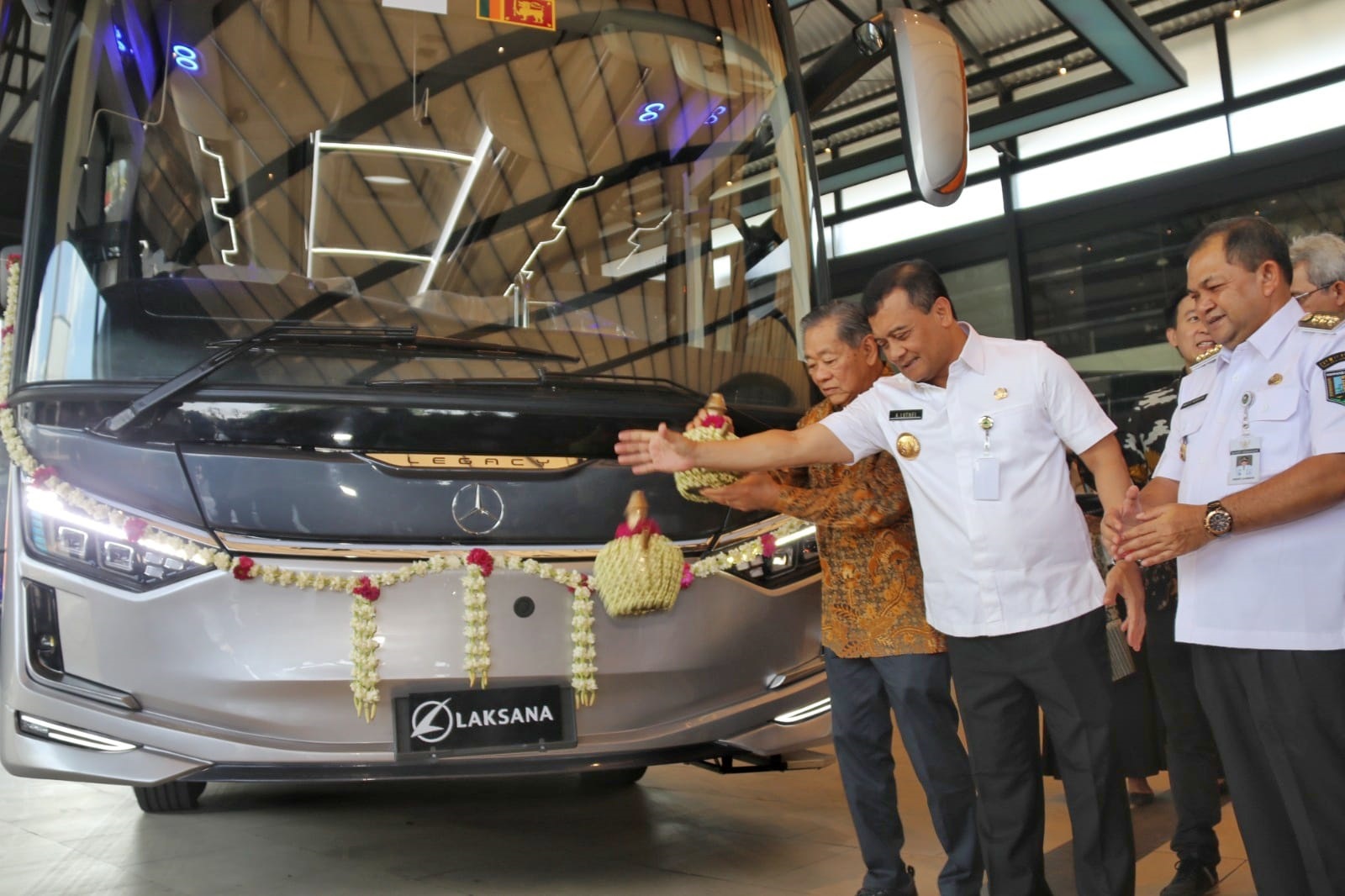 PERDANA! Karoseri Laksana Ekspor Bus ke Sri Lanka