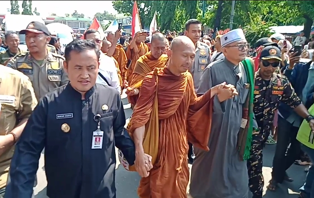 Biksu Thudong Menangis di Tegal, Sampai Angkat Jempol Kaki