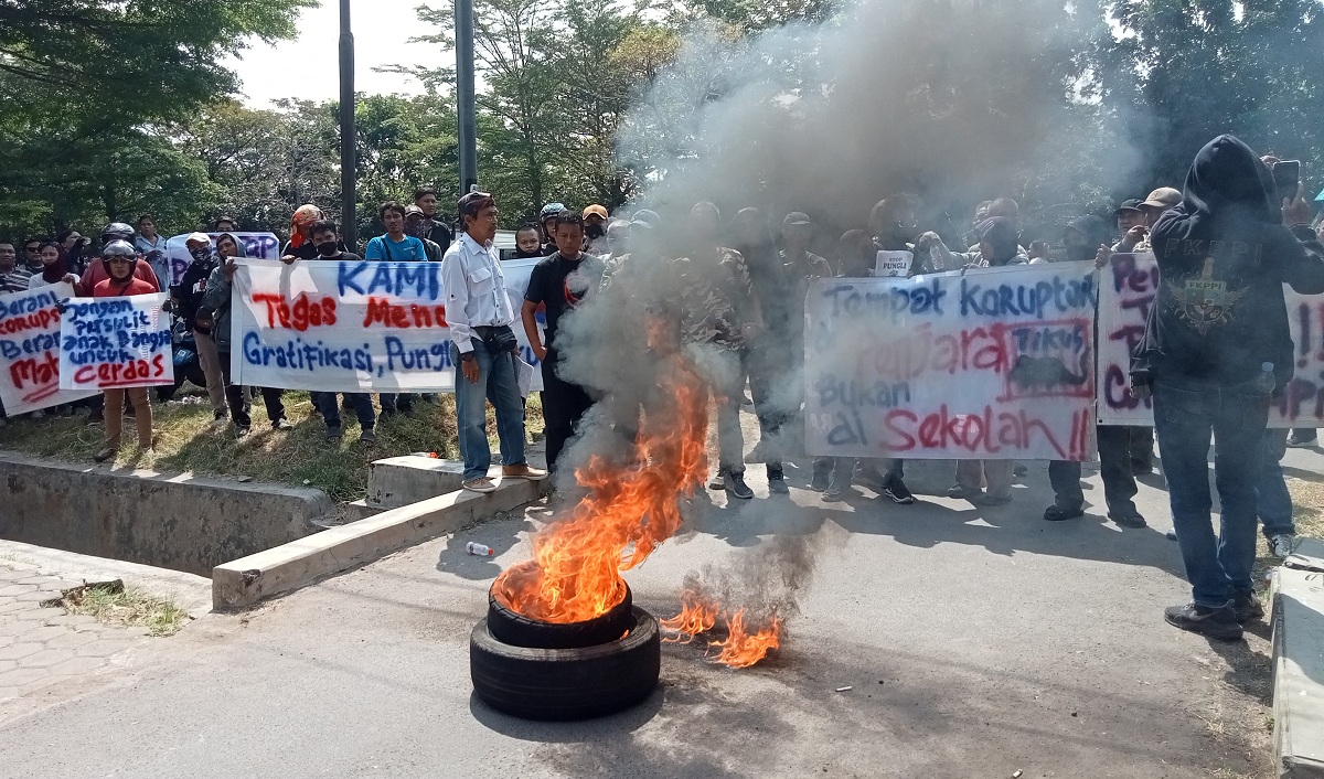 Dari Demo Orangtua Murid di Kota Cirebon: Ngaku Sudah Investigasi, Ada Pungli Rp1 sampai Rp3 Juta di Sekolah