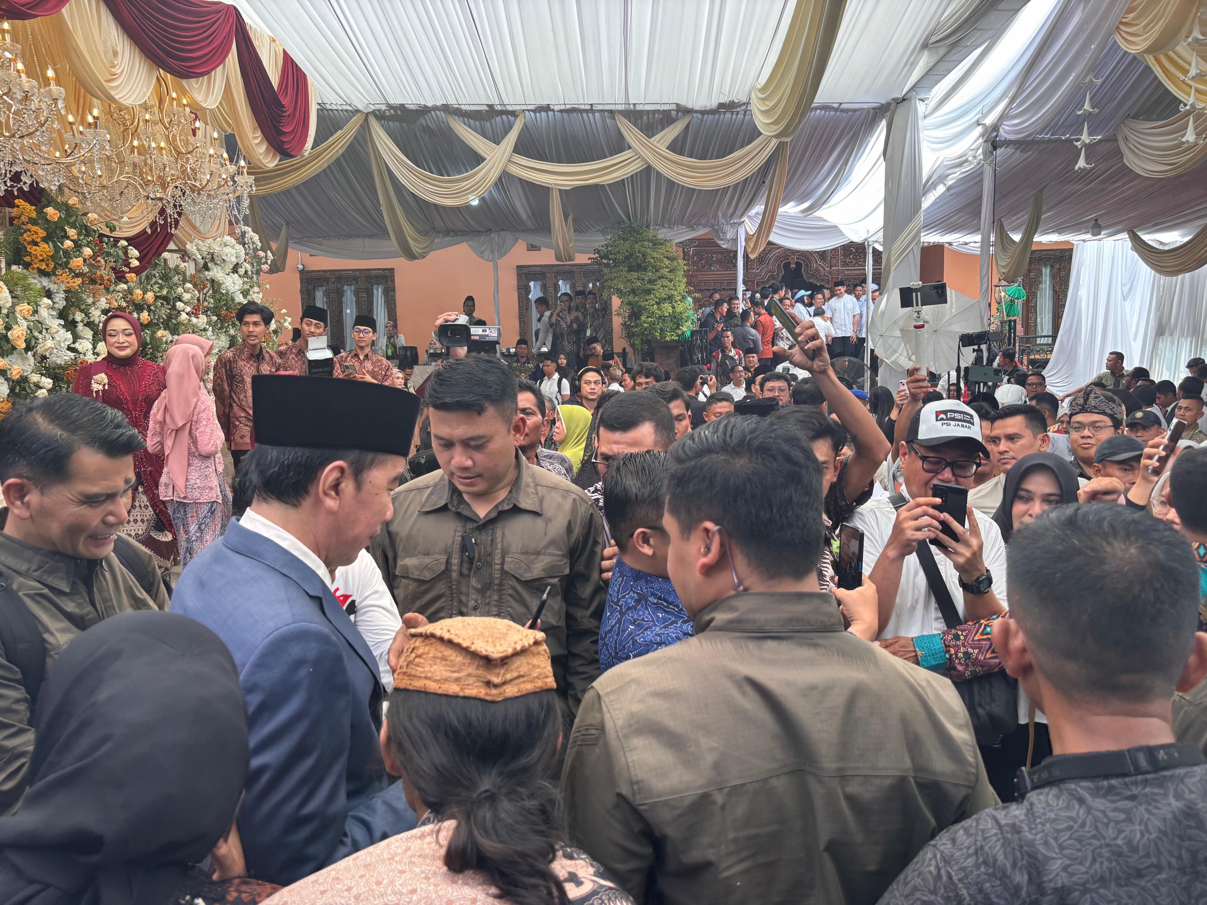 Jokowi Datang ke Sinarancang Cirebon, Warga Langsung Serbu hingga Iringi dengan Teriakan