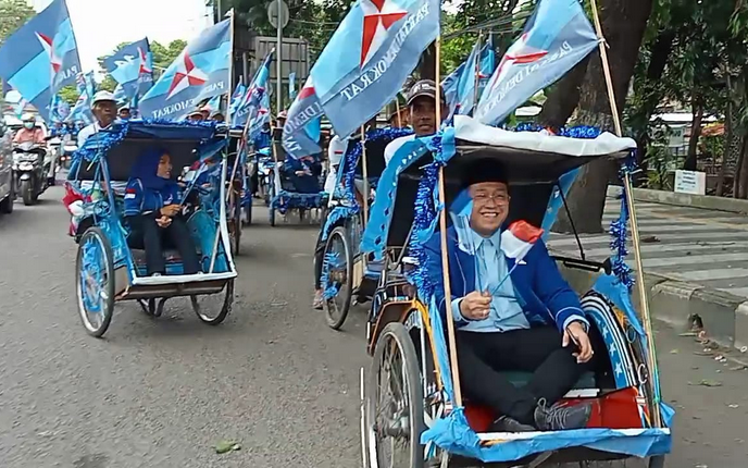 Serba 14, Rombongan Bacaleg Demokrat Kota Cirebon Naik Becak saat Daftar ke KPU 