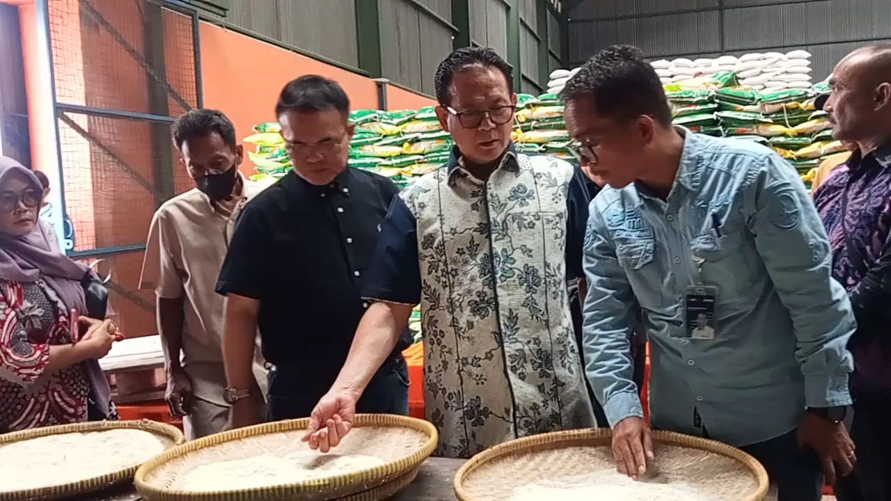 Berikut Hasil Kunjungan Anggota DPR RI ke Gudang Bulog Cirebon Jelang Lebaran