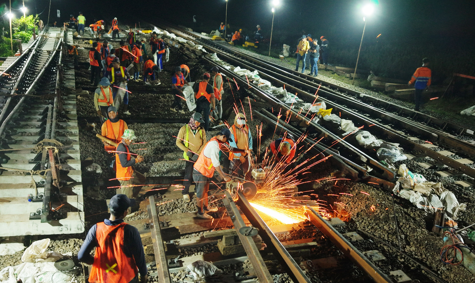 KAI Daop 3 Cirebon Tingkatkan Keselamatan Jalur Rel dengan Penggantian Material Prasarana