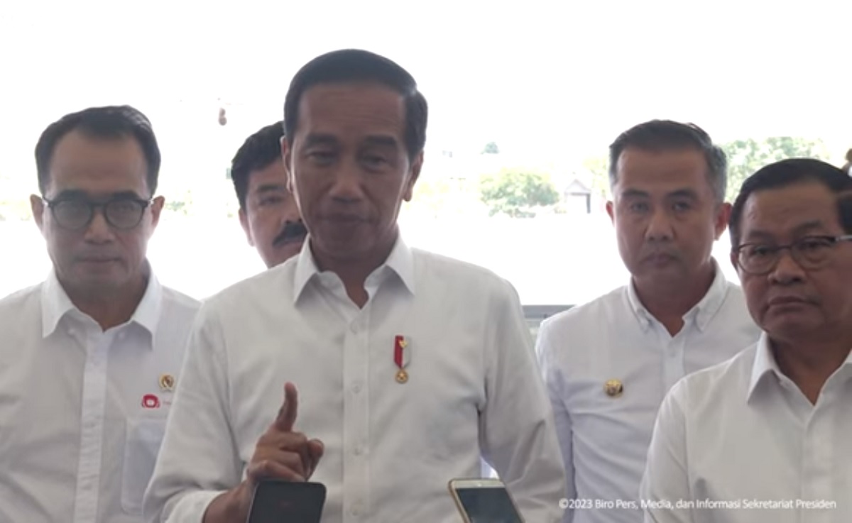 Presiden Jokowi Naik Kereta Cepat Jakarta Bandung: Rasain dulu 350 km per jam seperti apa