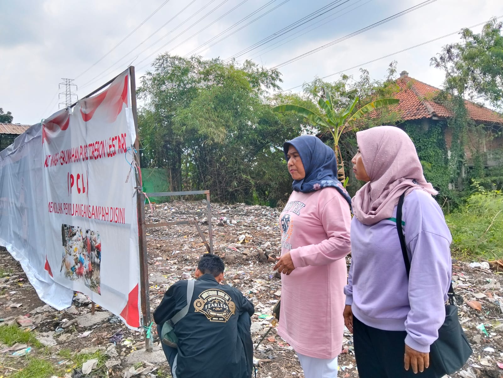 Swadaya Warga Tutup Lahan Kosong di Samping TPS