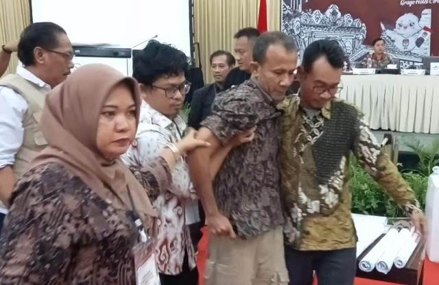 Hari ke-2 Rapat Pleno KPU Kota Cirebon Molor, Ketua PPK Kesambi Jatuh Pingsan 